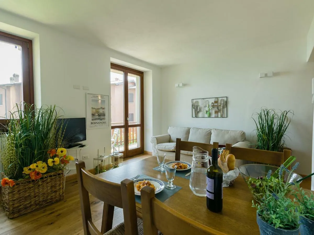 Apartmán Discesa A Lago With Terrace And Garden On Lake Iseo Riva di Solto Itálie